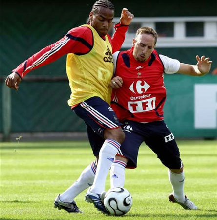 开云体育官网-法国后卫恢复训练备战，令人期待成绩