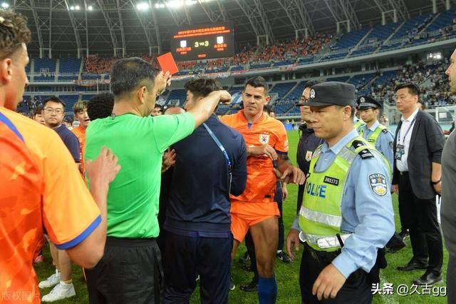 关于球员退场引发矛盾，俱乐部发表声明澄清的信息